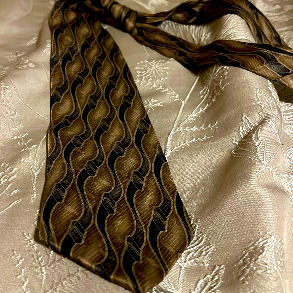 Gorgeous  NWOT Dgr George Machado ZYLOS neck tie Feeling lucky 🍀